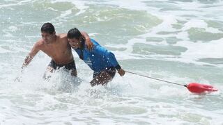 Salvavidas rescatan a 11 personas en las playas de Tumbes
