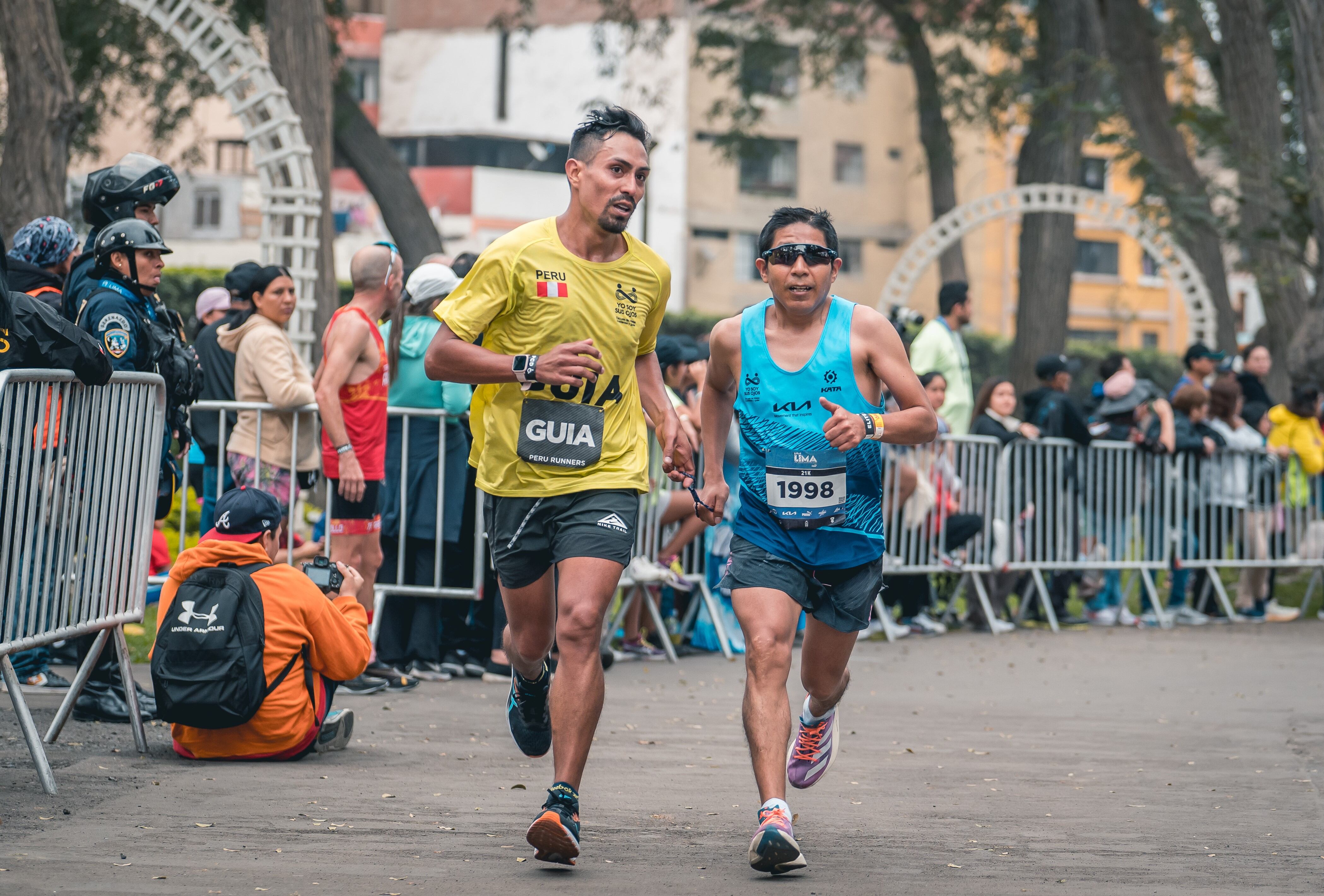Johny Ferrer logró el primer lugar de la Media Maratón de Lima en la categoría de atletas con discapacidad visual | Crédito: Enfotados