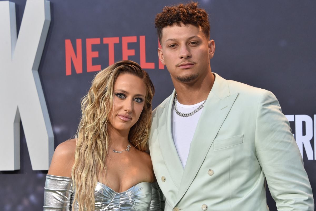 El mariscal de campo de fútbol americano estadounidense Patrick Mahomes y su esposa Brittany Mahomes en el estreno de la serie documental de Netflix "Quarterback" en el Teatro Tudum de Los Ángeles, el 11 de julio de 2023 (Foto: Chris Delmas / AFP )
