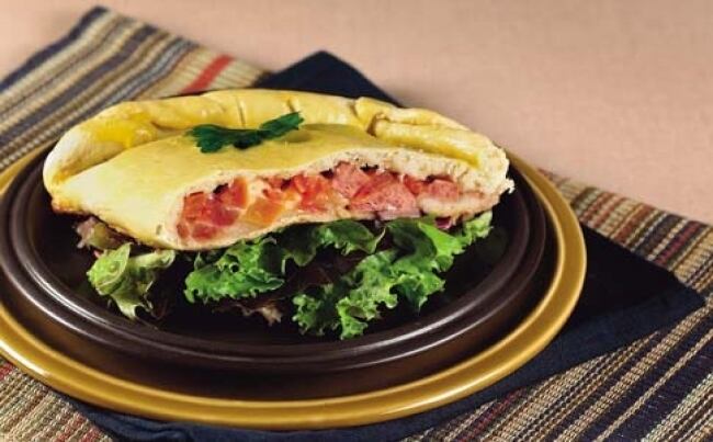 Calzone relleno de quesos y jamonada