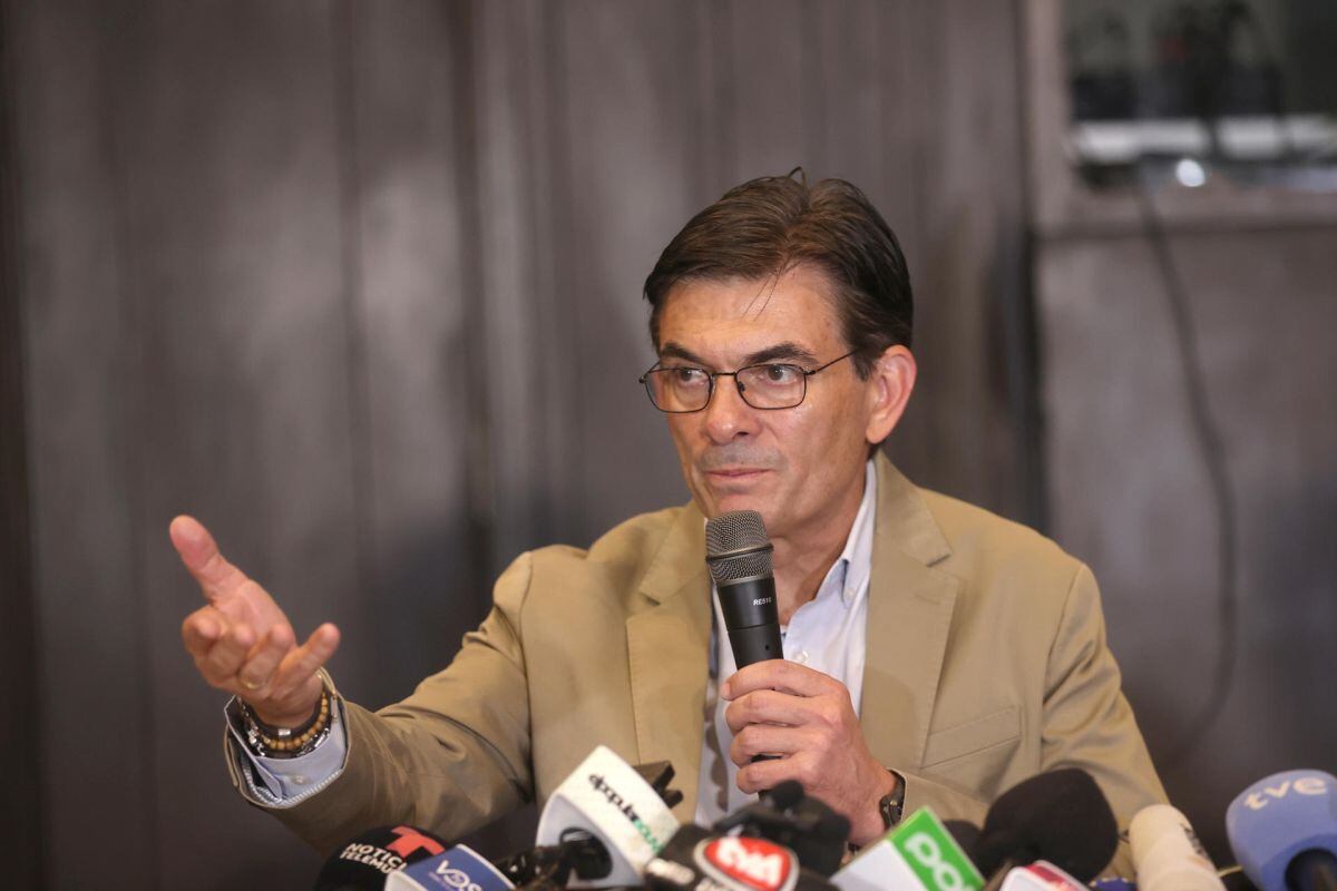 El candidato ganador de la segunda vuelta de las elecciones presidenciales Rodrigo Paz, habla en su primera rueda de prensa este lunes, en La Paz (Bolivia). Foto: EFE/Luis Gandarillas
