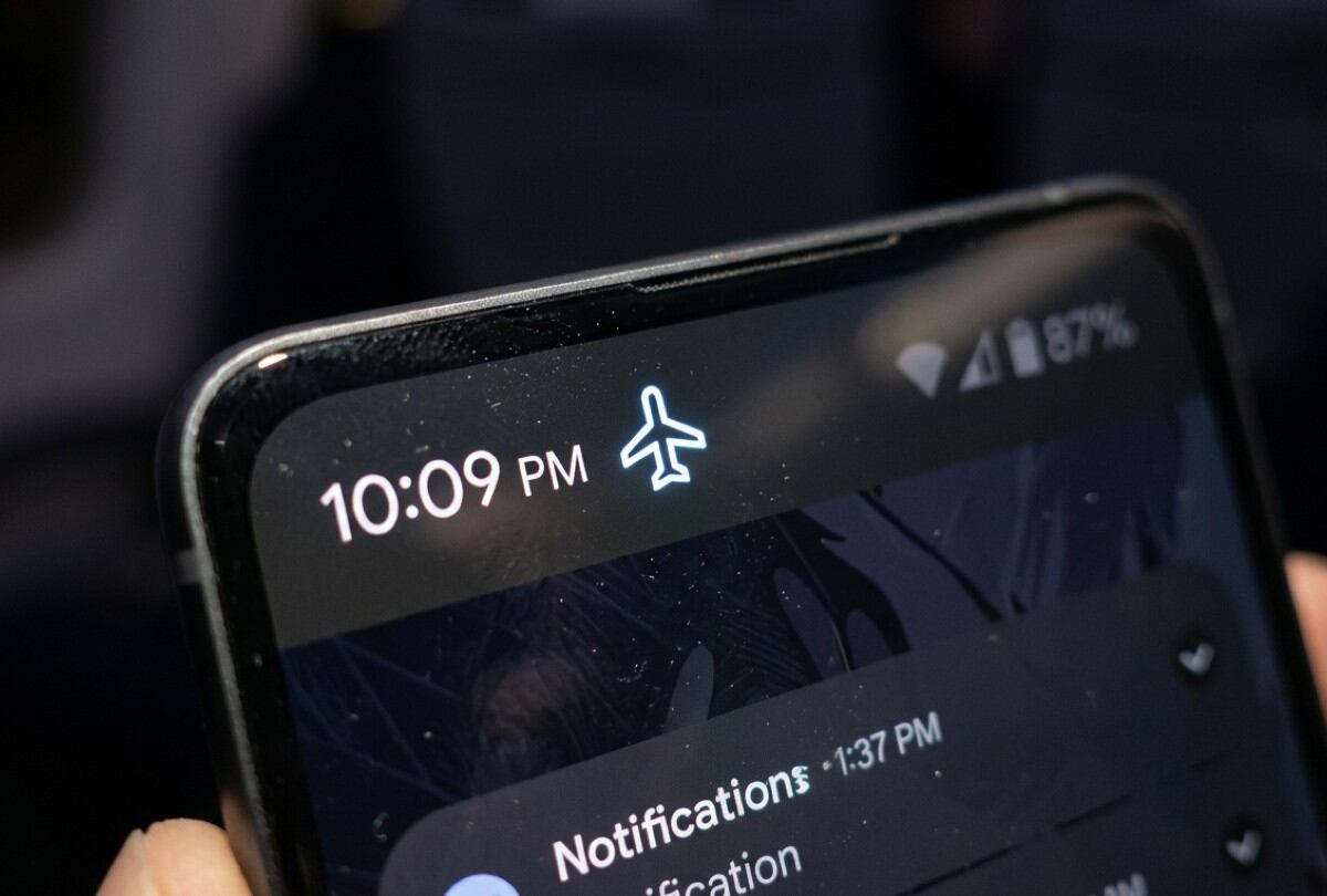 Activar y desactivar el modo avión puede ayudar a que los celulares recuperen la conexión a internet. | Crédito: Imagen creada por El Comercio MAG usando Gemini