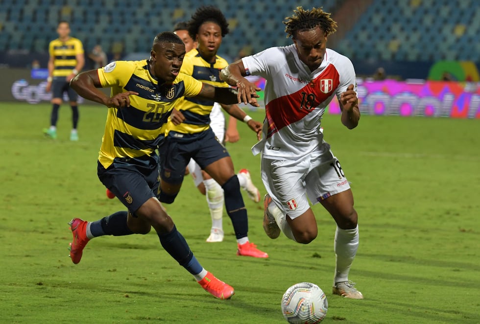 Lista de horarios de diferentes países del mundo para disfrutar del partido entre Perú y Ecuador por la jornada 16 de las Eliminatorias Conmebol 2026. (Foto: NELSON ALMEIDA / AFP)