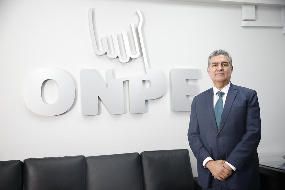 Pachas señala que 250 camiones distribuirán el material electoral en más de 2.000 locales de votación de Lima y Callao. (Foto: César Campos / El Comercio)