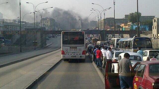 ATU se pronuncia tras incendio de bus del Metropolitano en San Martín de Porres