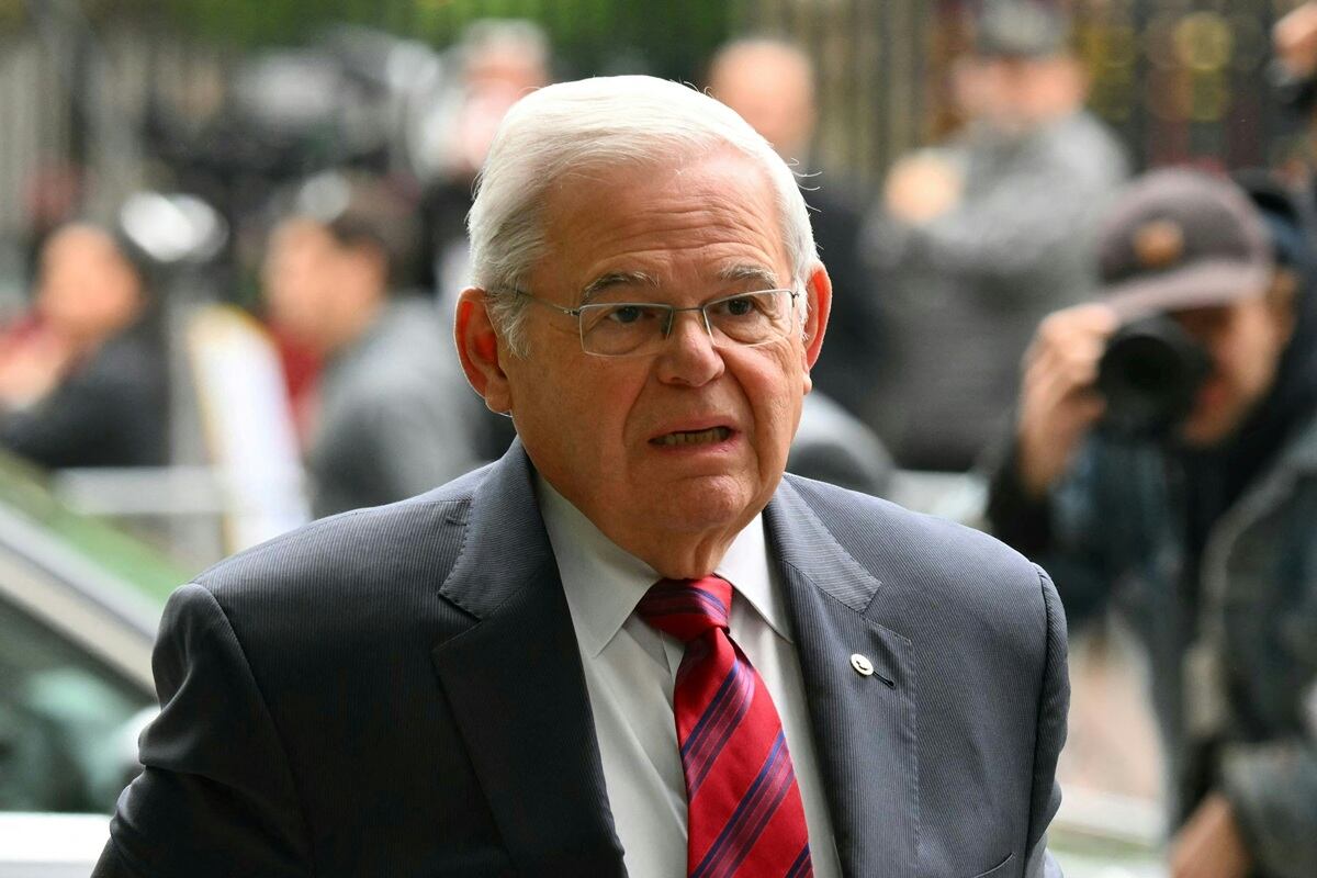El senador estadounidense Bob Menéndez, demócrata de Nueva Jersey, llega al Tribunal Federal de Manhattan, en la ciudad de Nueva York, el 13 de mayo de 2024. (Foto de ANGELA WEISS / AFP)
