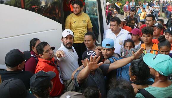 Imagen referencial | Migrantes abordan un autobús del Instituto Nacional de Migración (INM) tras dar por terminada una caravana rumbo a Estados Unidos, en el municipio de Mapastepec, estado de Chiapas (México) | Foto: EFE/ Juan Manuel Blanco