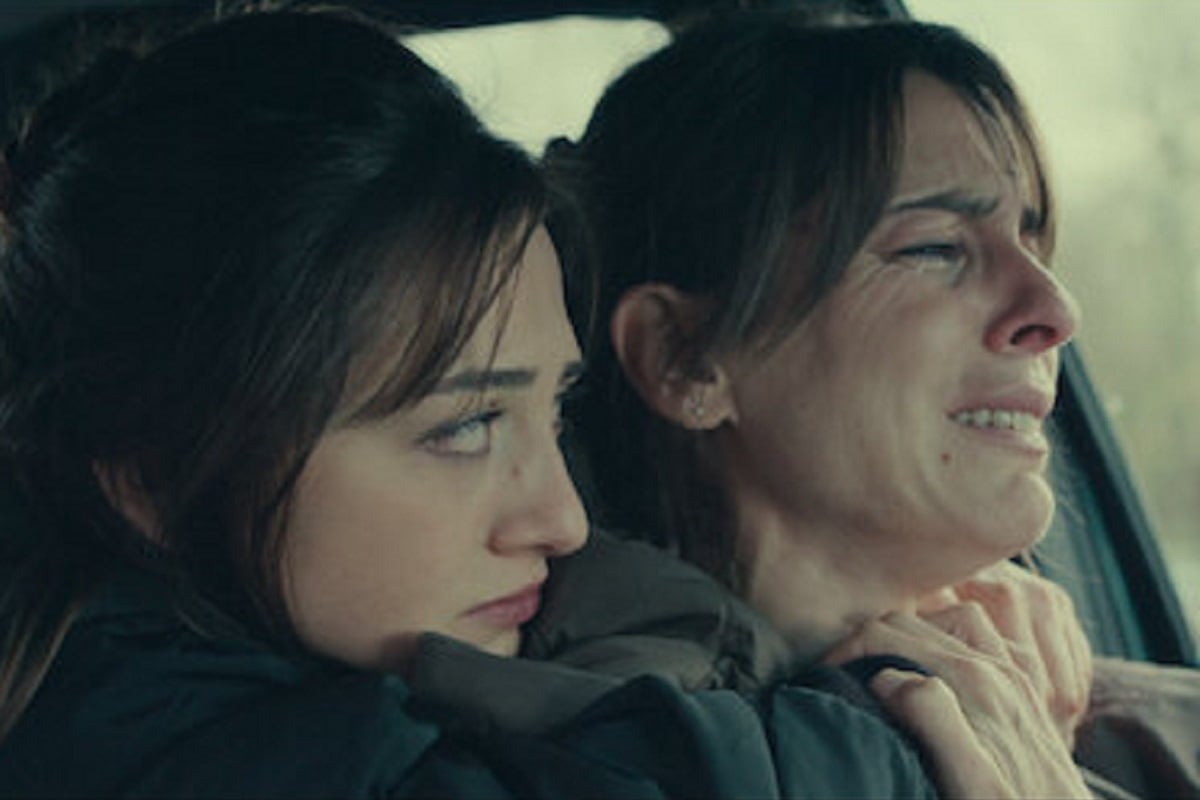 Laura intentando consolar a su madre en la película francesa "El paciente" (Foto: Netflix)
