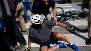 Joe Biden sufre caída de su bicicleta durante paseo en la playa | VIDEO
