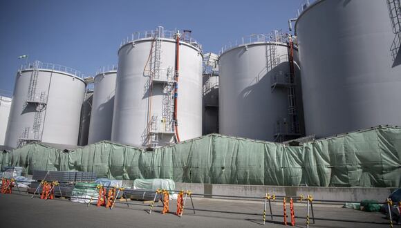 Esta fotografía tomada el 5 de marzo de 2022 muestra los tanques de almacenamiento de agua contaminada tratada en la planta de energía nuclear Fukushima. (Foto: CHARLY TRIBALLEAU / AFP)