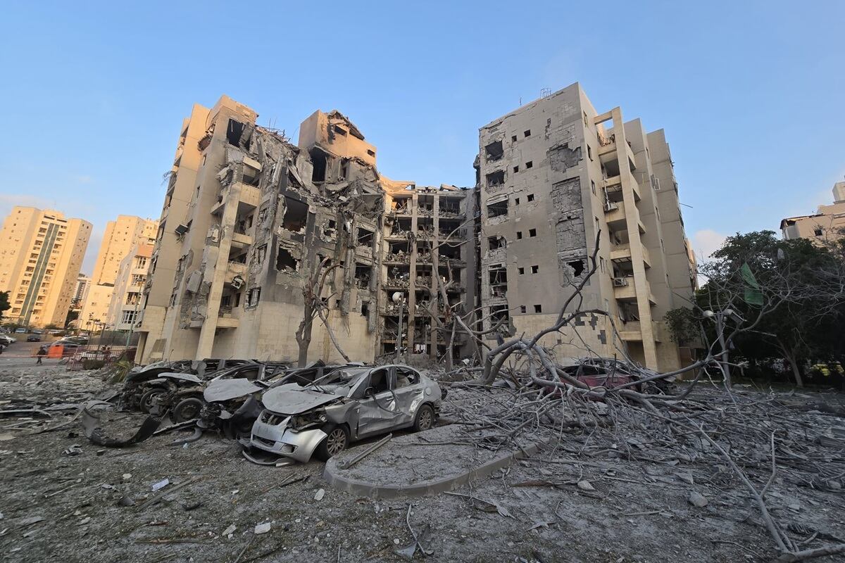 Los daños en una zona por el ataque de un misil iraní, en Beersheba, Israel, el 24 de junio de 2025. (Foto del Servicio de Bomberos y Rescate de Israel / EFE)