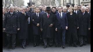 Internautas se burlan de Sarkozy por colarse en marcha de París