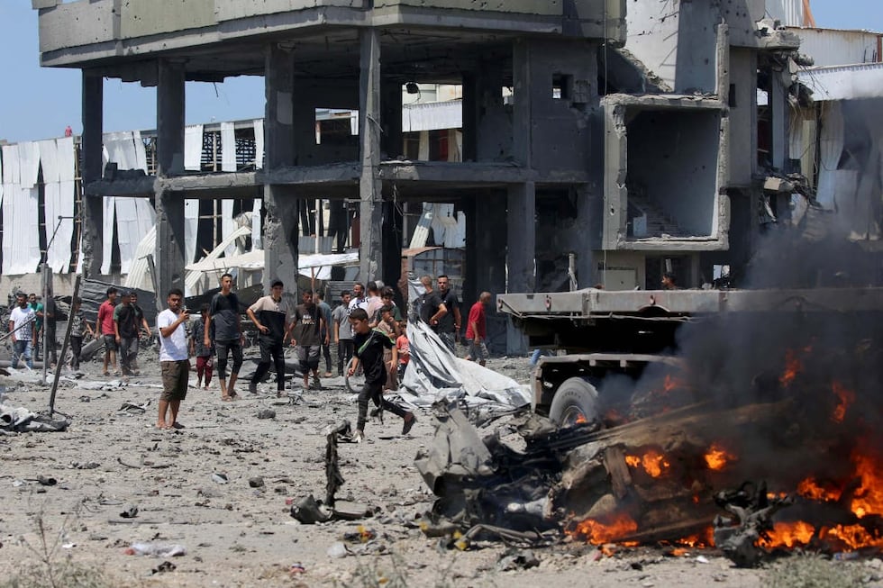 Palestinos se congregan en el lugar tras un ataque israelí, llevado a cabo después de que el ejército advirtiera a los residentes palestinos que evacuaran la zona de Maghazi, en el centro de la Franja de Gaza, el 23 de agosto de 2026. Foto: EYAD BABA / AFP
