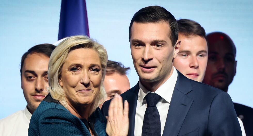 La lideresa de Agrupación Nacional, Marine Le Pen, y el posible futuro primer ministro de Francia, Jordan Bardella, durante una reunión política el 2 de junio de 2024 en París. (Foto AP/Thomas Padilla, Archivo).