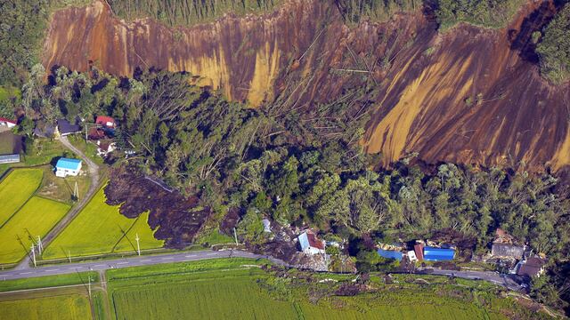 Terremoto en Japón: Las impresionantes fotos de los aludes que sepultaron casas