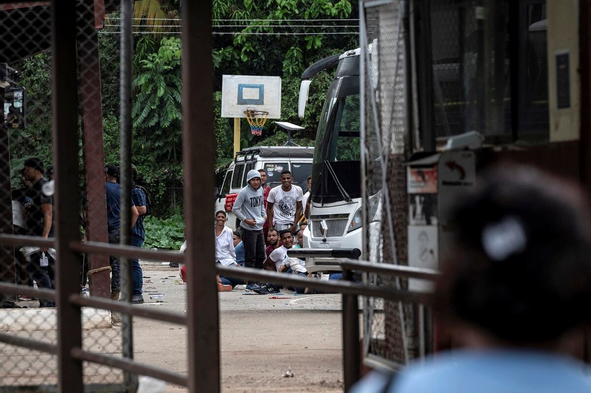 Reclusos esperan ser trasladados en autobús después de que las autoridades tomaron el control de la prisión de Tocorón en Tocorón, estado Aragua, Venezuela, el 20 de septiembre de 2023. (Foto de Yuri CORTEZ / AFP)