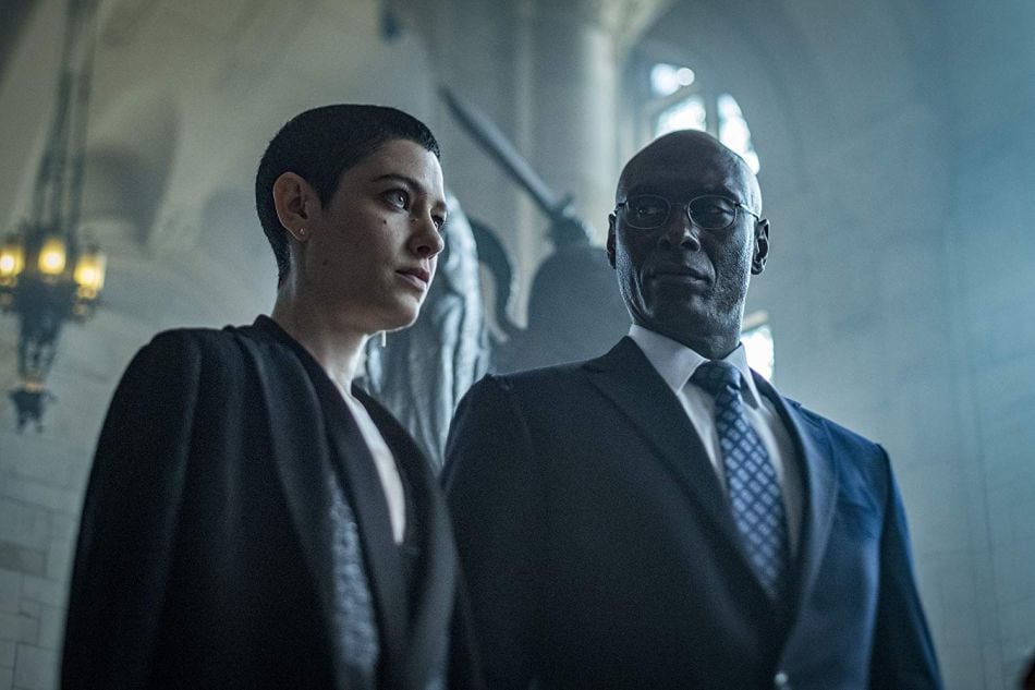 Asia Kate Dillon es la Adjudicadora y Lance Reddick es Charon (Foto: John Wick 3 / Summit Entertainment)