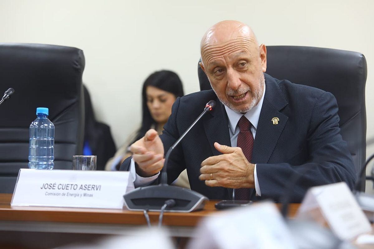 El congresista José Cueto, de Honor y Democracia, defendió la gestión del ministro del Interior, Juan José Santiváñez. (Foto: Congreso)