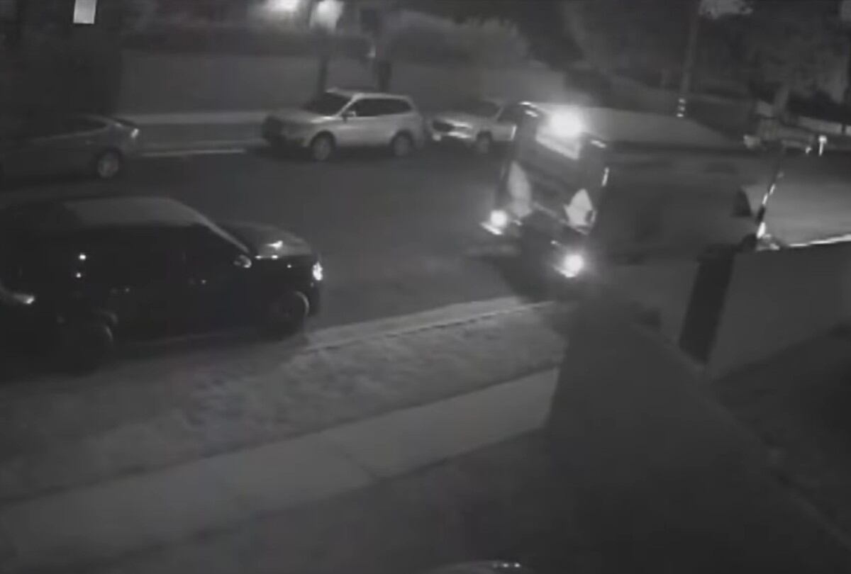 Imágenes de una cámara de vigilancia que regitró el robo del camión de juguetes. (Foto: YouTube KCAL News)