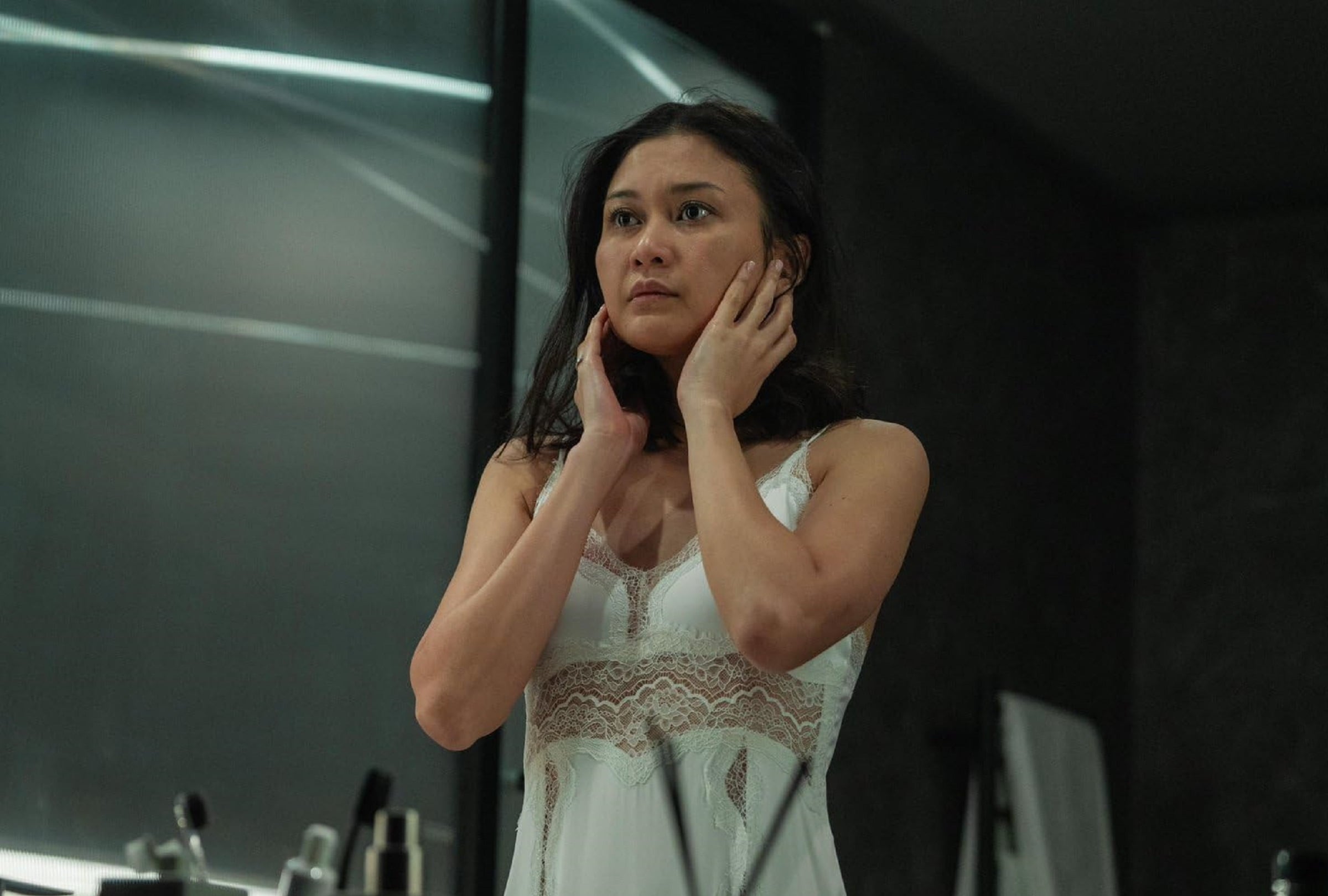 Milla (Marissa Anita) empieza a soñar con una niña llamada Grace en la película indonesia "Una mujer normal" (Foto: Netflix)