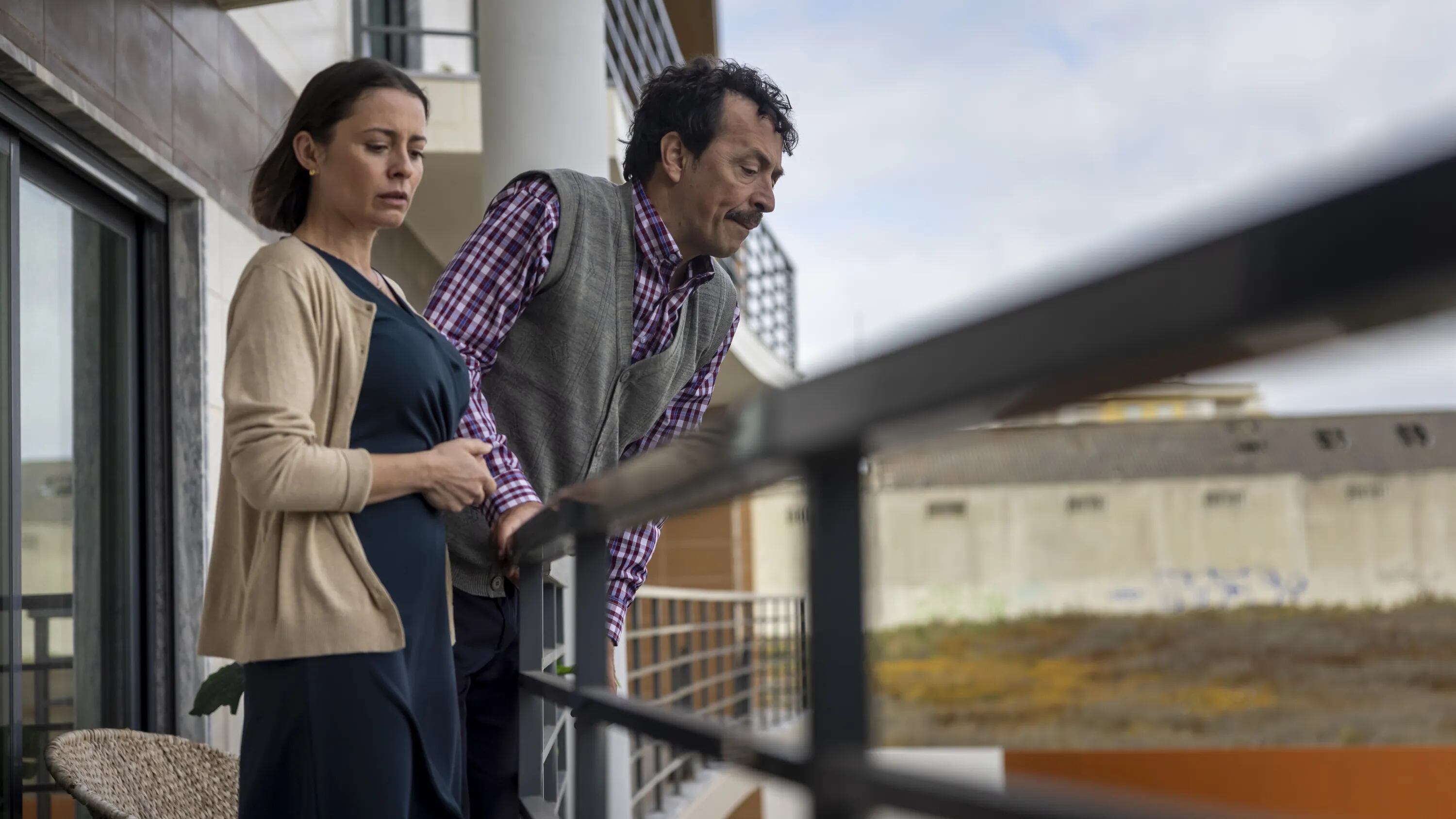 Patrícia Tavares como Gisela y Pedro Lacerda como Jorge en una escena de la serie “La que se avecina: Portugal” (Foto: TVI)