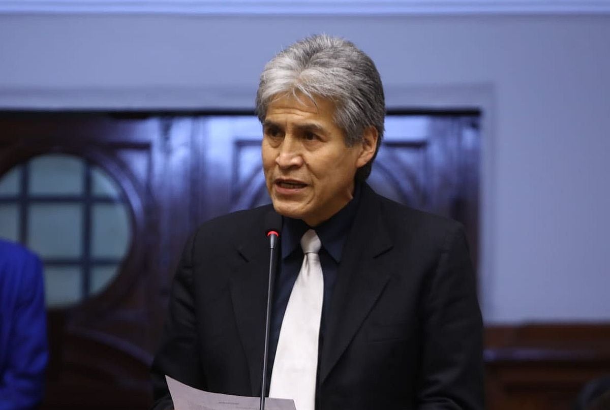 Alfredo Azurín cuestionó a los críticos que buscan la censura de Juan José Santiváñez. (Foto: Congreso)