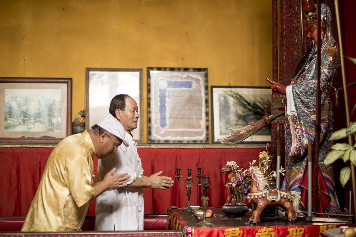 La imagen del dios del comercio, Kuan Kung, se encuentra en chifas, templos y locales comerciales. Es conocido también como San Acón.