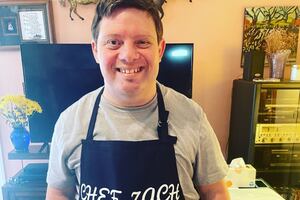 Quién es Zack Gottsagen, el actor que hace de Kenny en la película de Netflix “La noche siempre llega”