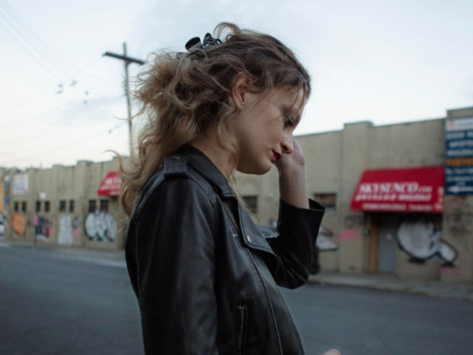 Muchas personas acostumbran mirar hacia abajo mientras caminan por diversas calles. (Crédito: Freepik)