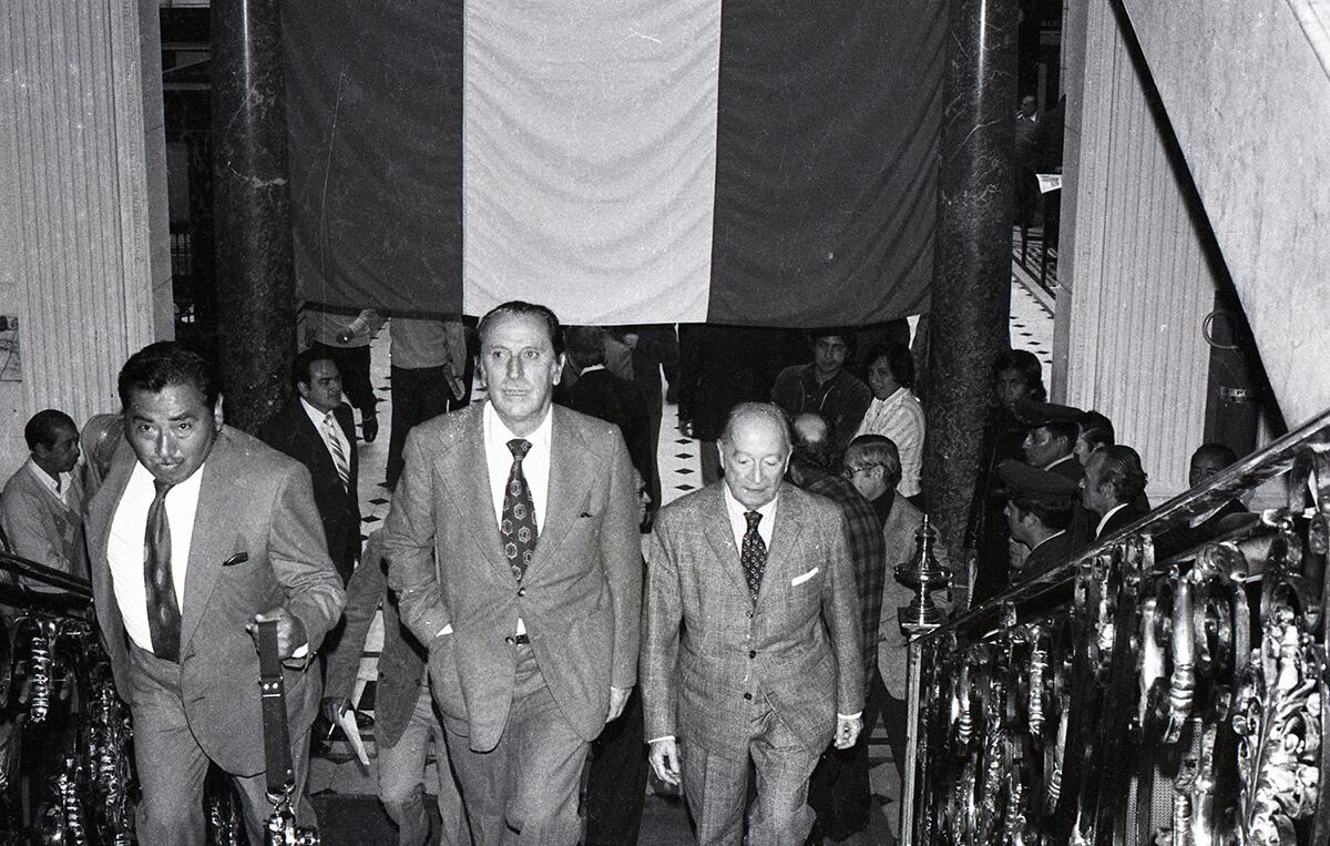 Era el 29 de julio de 1980, el día que AMQS (a la derecha) reasumió la dirección de El Comercio, junto a su primo Alejandro Miró Quesada Garland. (Foto: Archivo Histórico de El Comercio)