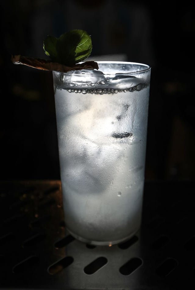 Omar López ha escuchado a su público para ofrecer cocteles refrescantes y dulces en Básico. Sus aliados principales en esta aventura han sido vermouth Avelino, Aqará (destilado de agave) y pisco SUYO.