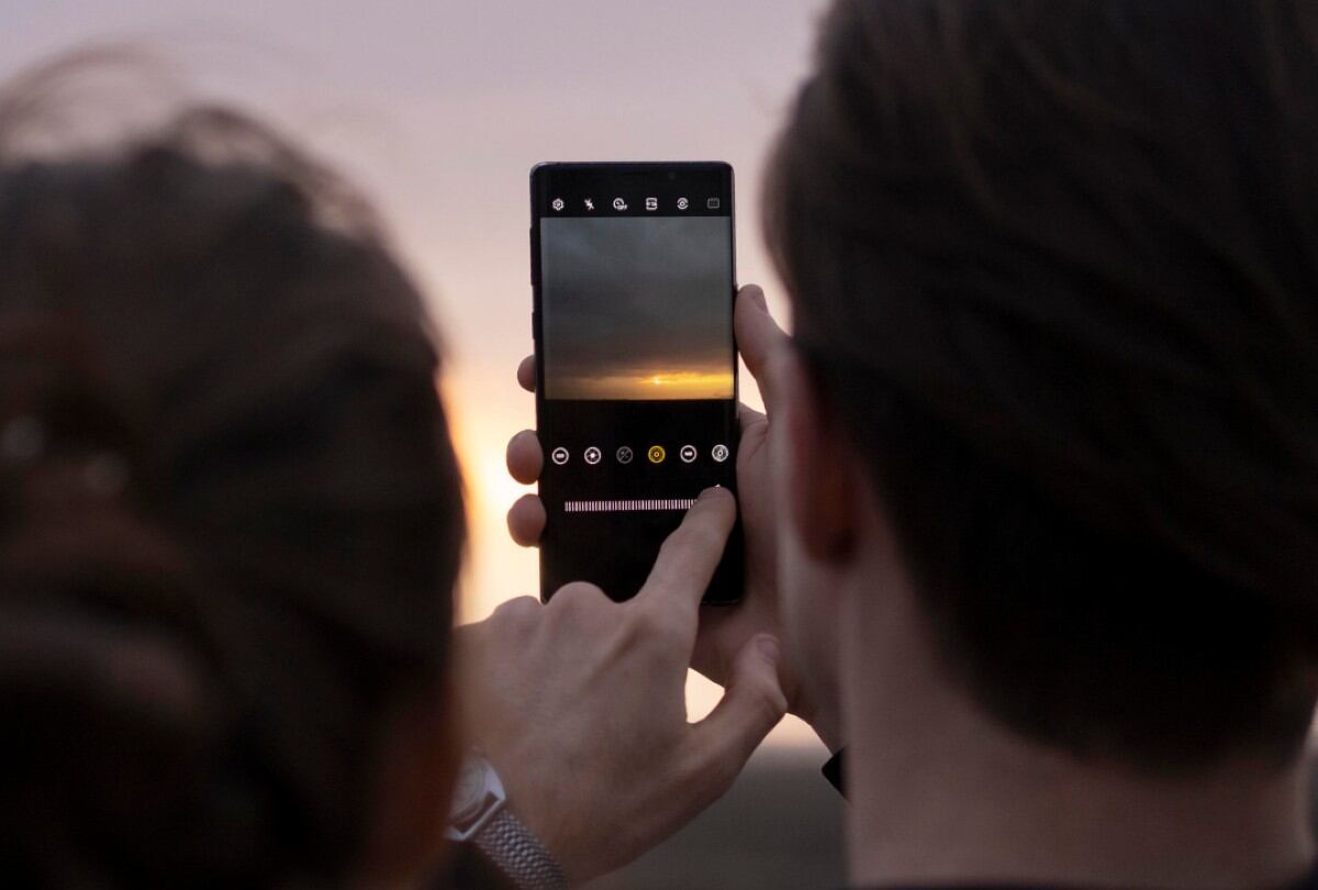 Para capturar el eclipse, se recomienda usar un timelapse o activar el disparador automático para evitar imágenes borrosas. | Crédito: Freepik