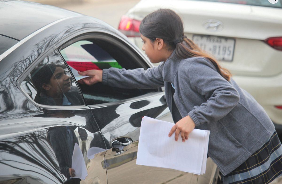 Junto a su compañera Kimberly García, empezó a distribuir tarjetas informativas a los padres cuando dejaban o recogían a sus hijos. (Foto: @trinitybasinbolt / Facebook)