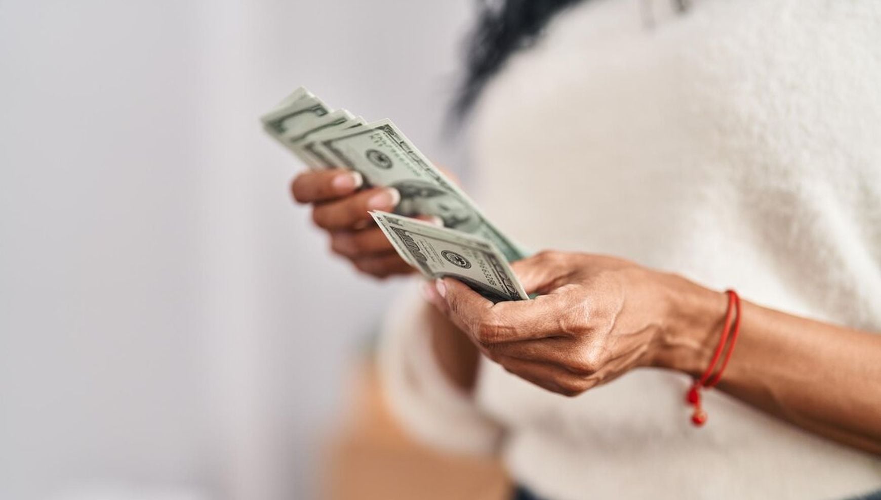 El DOGE Dividend aún no es una realidad, por lo que te damos a conocer qué cheques de estímulo sí están entregándose en Estados Unidos (Foto: Freepik)