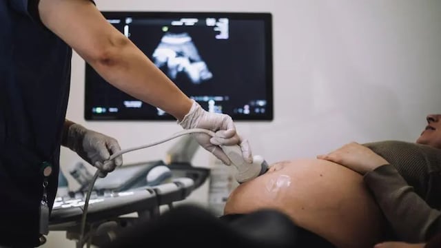 El extraño caso de una mujer que quedó embarazada de dos hombres al mismo tiempo