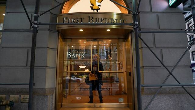 First Republic Bank estudia la venta de nuevas acciones a otros bancos