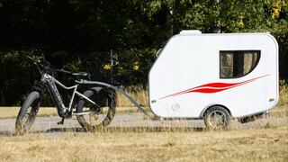 Esta mini-caravana funciona con energía solar y se puede remolcar hasta con una bicicleta eléctrica
