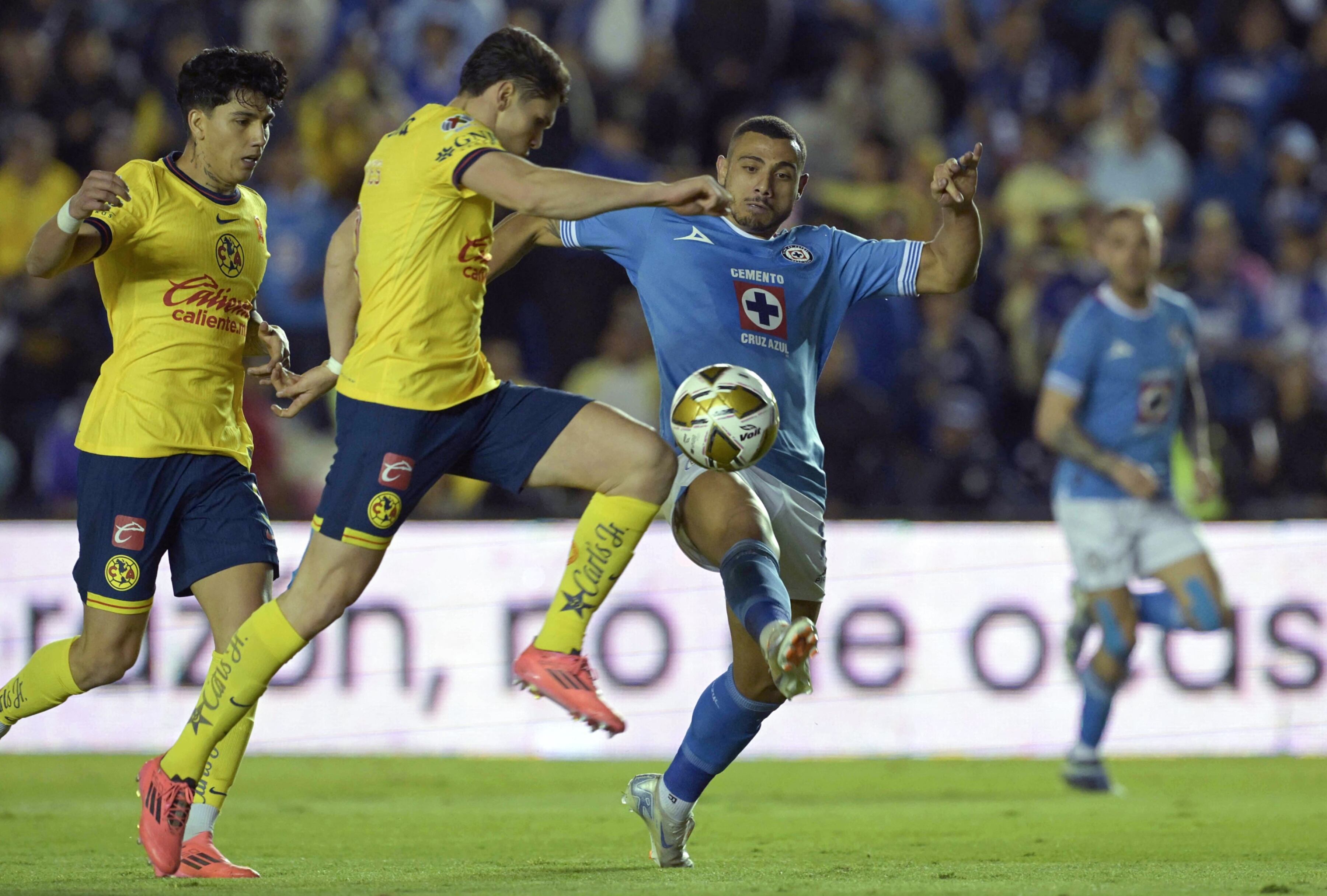 En el primer partido de los cuartos de final de la Concachampions 2025, América y Cruz Azul empataron 0-0, dejando todo abierto para el partido de vuelta. Ambos equipos buscarán dar un paso más hacia las semifinales. (Foto: AFP)