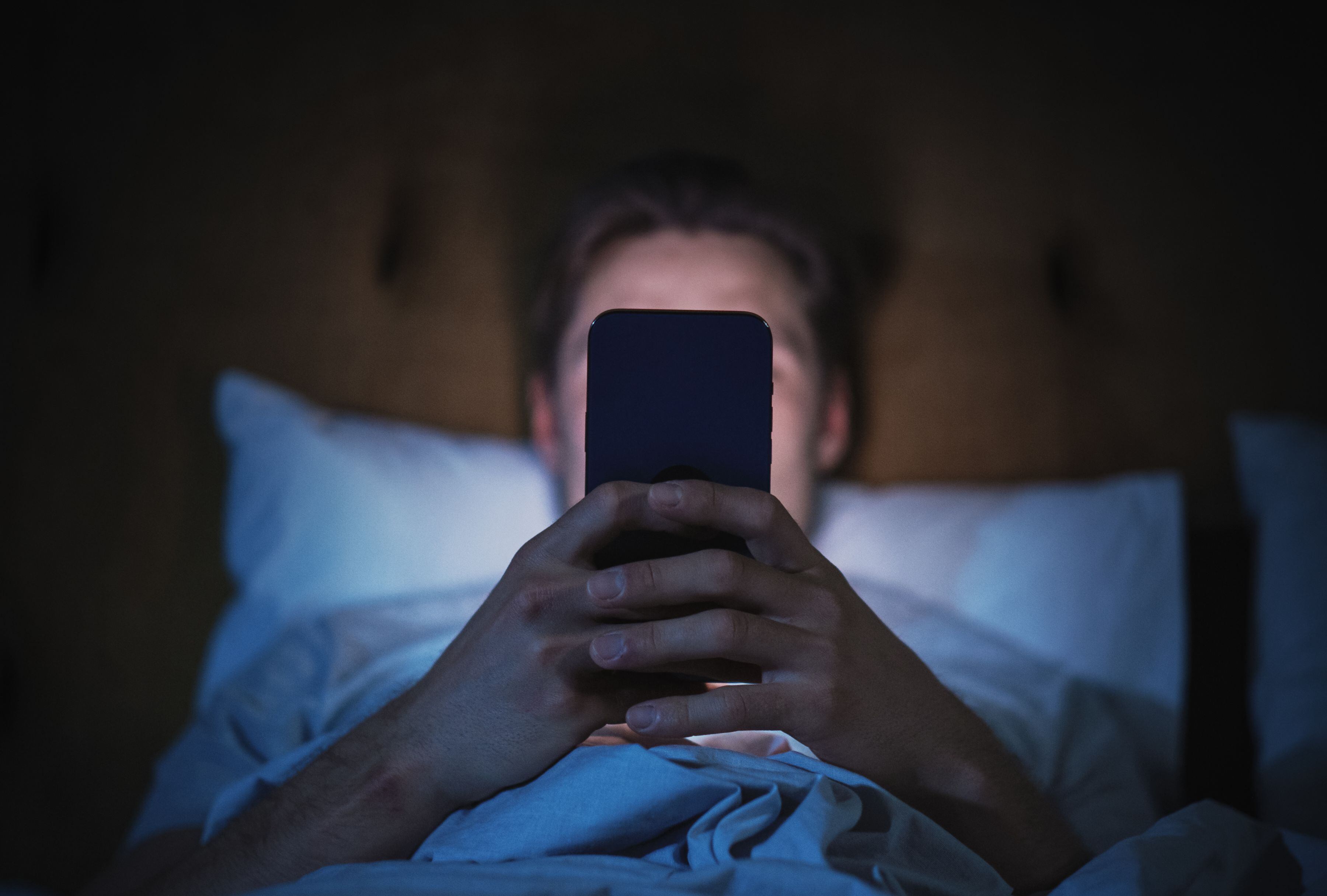 El tiempo frente a la pantalla reemplaza el tiempo de sueño. (Foto: gorodenkoff/iStock)