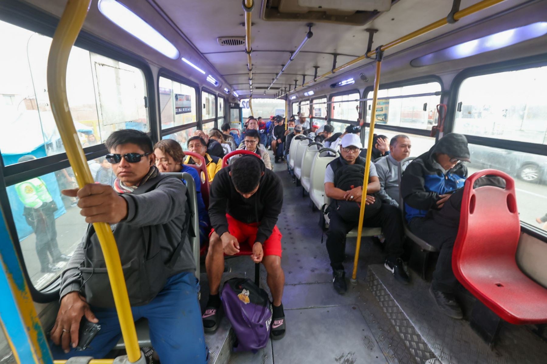 Buses de transporte público transitaron con pocos pasajeros, incluso en "hora punta". Foto: Andina