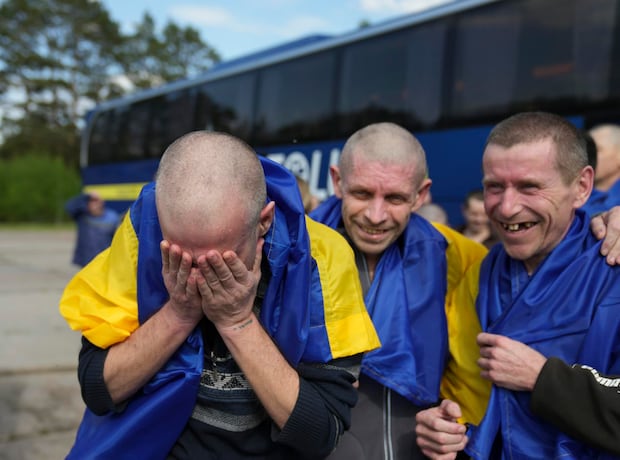 Prisioneros de guerra ucranianos reaccionan tras un intercambio de prisioneros en un lugar no revelado, Ucrania, el 23 de mayo de 2025, en medio de la invasión rusa. EFE/EPA/STRINGER