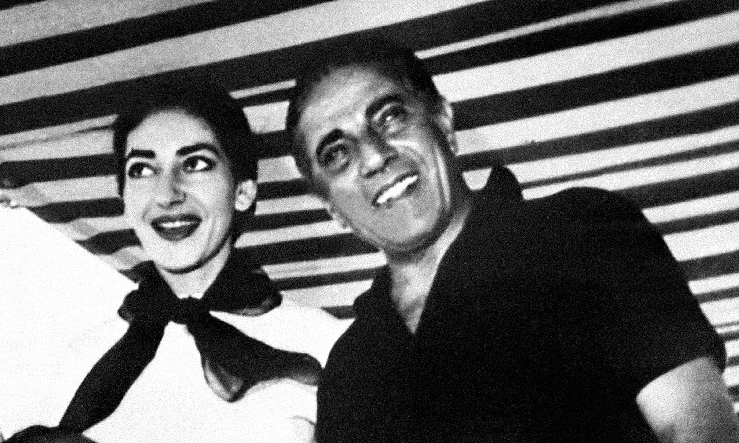 Esta fotografía de archivo tomada en septiembre de 1957 muestra a la diva de la ópera María Callas (izq.) y Aristóteles Onassis en la playa del hotel Excelsior de Venecia (Foto: AFP)