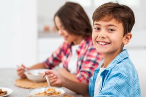 Los 5 malos hábitos nutricionales comunes en niños y cómo ayudarlos a crecer saludables