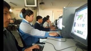 Colegio y hogares de Manchay se benefician con internet de alta velocidad