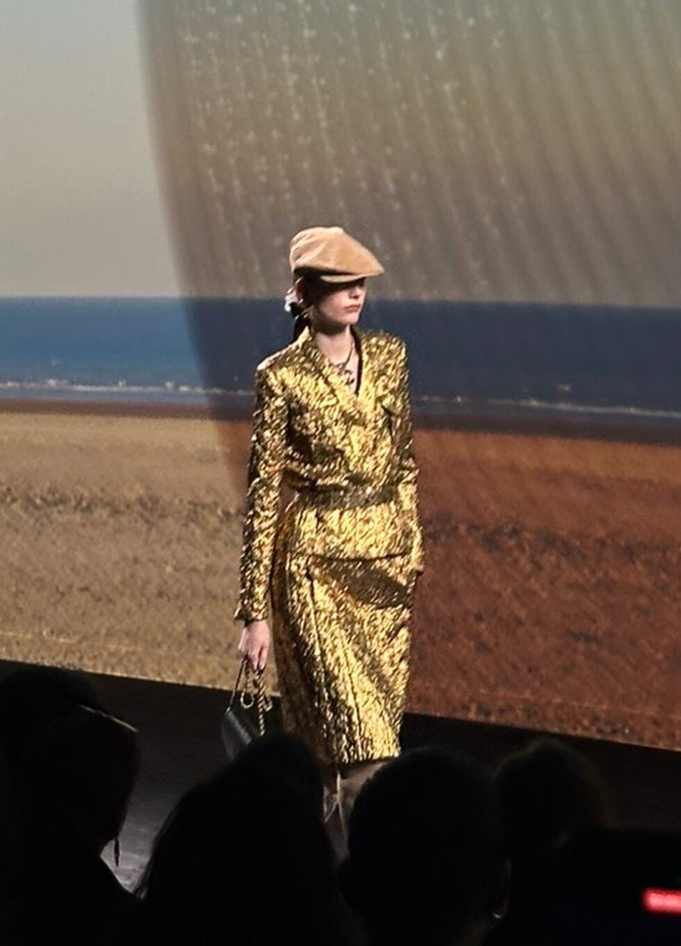 La colección estuvo inspirada en la localidad costera de Deauville, también conocida como la "Riviera parisina" que ha albergado a la élite de la ciudad durante décadas y que se erige como uno de los lugares más significativos para la fundadora al alberga la boutique de sombreros y prêt-à-porter de la firma en 1912.
(Foto: Jacques Burga)