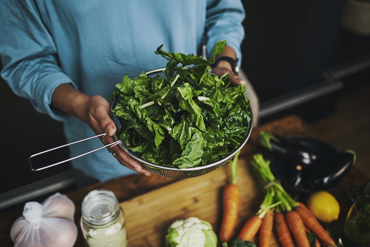 La espinaca es buena para la salud, ya sea que la comas fresca o cocida. (Foto: Delmaine Donson / iStock)