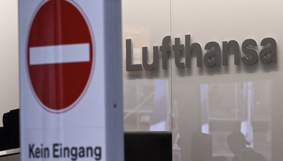 Una señal de alto se encuentra en el área de facturación de la aerolínea alemana Lufthansa, en el Aeropuerto Internacional de Frankfurt, en el oeste de Alemania, a principios del 20 de febrero de 2024. (Foto de Kirill KUDRYAVTSEV / AFP)