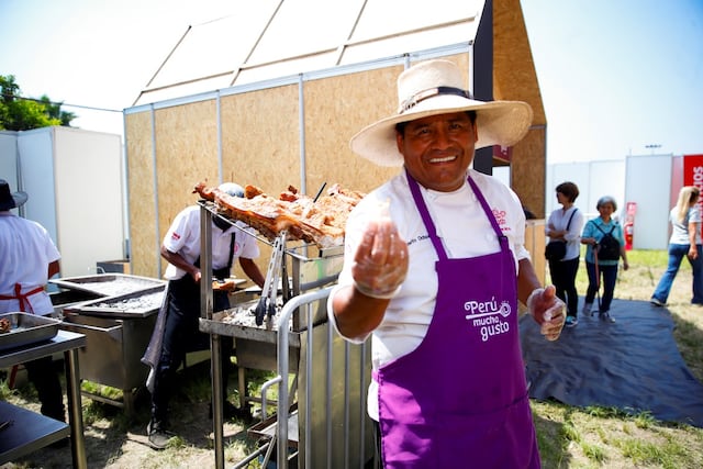 La feria cuenta con la participación de expositores de las 25 regiones del Perú. Uno de ellos es Roberto Ochoa, de Tacna, famoso por su chancho a la caja china.