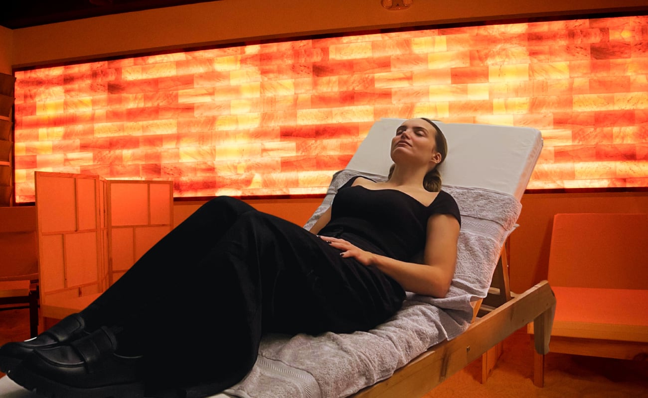 Las sesiones en Maras Therapy, de entre 40 y 60 minutos, se desarrollan en una sala revestida de sal rosada del Himalaya, con el suelo lleno de sal de Maras.