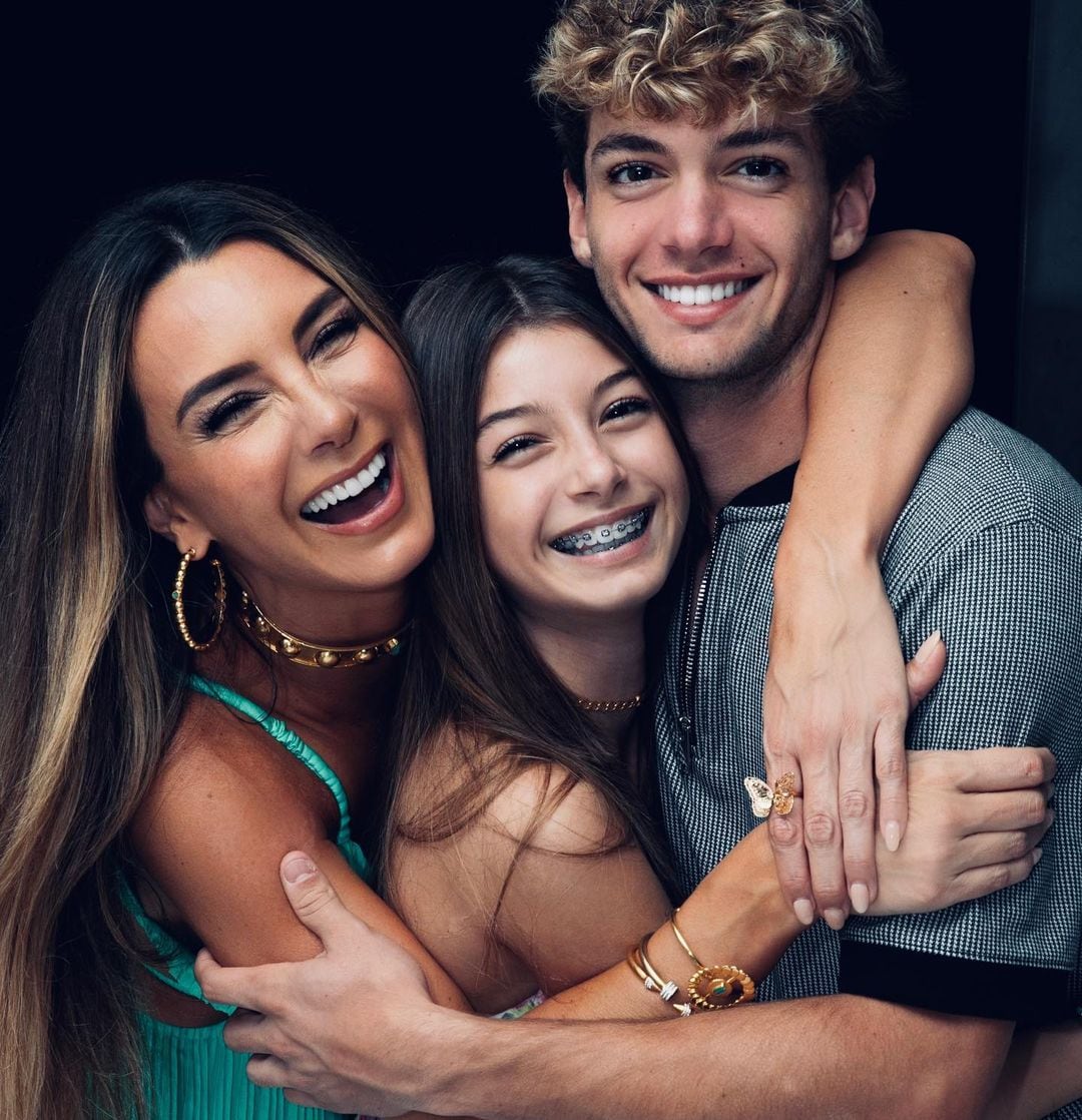Elizabeth Gutiérrez junto a los hijos que tuvo con William Levy (Foto: Instagram)